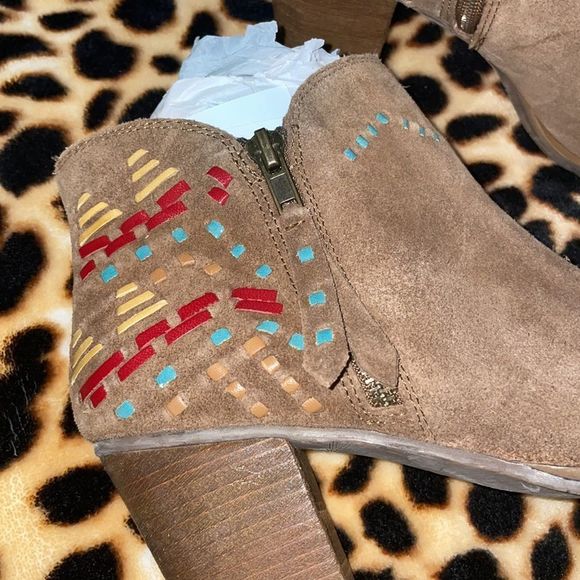 •NAUGHTY MONKEY• NWOB brown Aztec/tribal ankle print booties - Picture 8 of 10